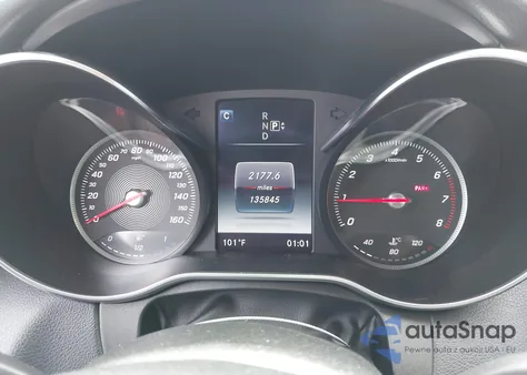 2015 Mercedes-Benz C 300 4Matic z USA, uszkodzony, nr VIN 55SWF4KB4FU021991